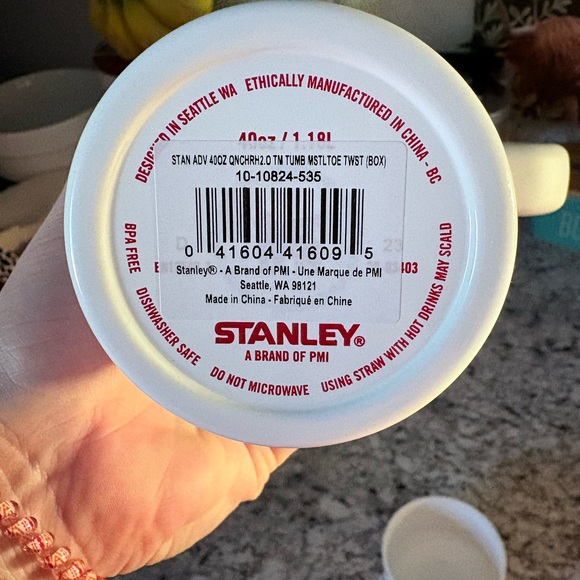 Stanley 40 oz Mistletoe Quencher with red dyed lid - Picture 4 of 4